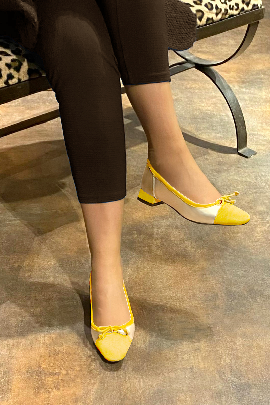Yellow and gold women's ballet pumps, with low heels. Square toe. Flat flare heels. Worn view - Florence KOOIJMAN